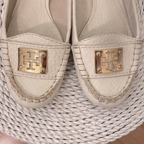 Tory Burch genuine pebble leather logo flats loafers in white - 8 - Picture 6 of 6